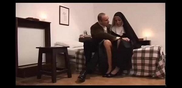  The Italian nun slut does blowjob  - Il pompino della suora italiana milf